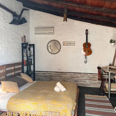 The White Cabin On The Hill. Apartment *