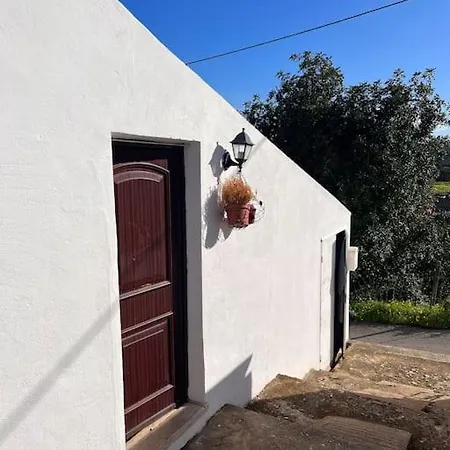 The White Cabin On The Hill. شقة فارو